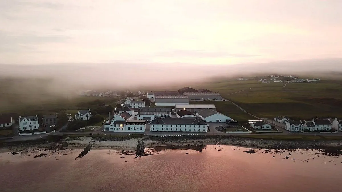 Bruichladdich Distillery &mdash; verified Organic Single Malt Scotch Whisky (Organic Barley expressions) producer